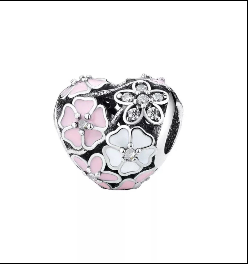 Corazón de flores rosa y blanco