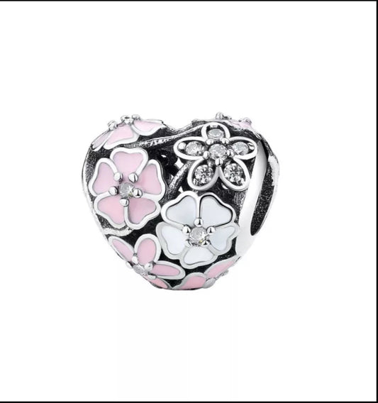 Corazón de flores rosa y blanco
